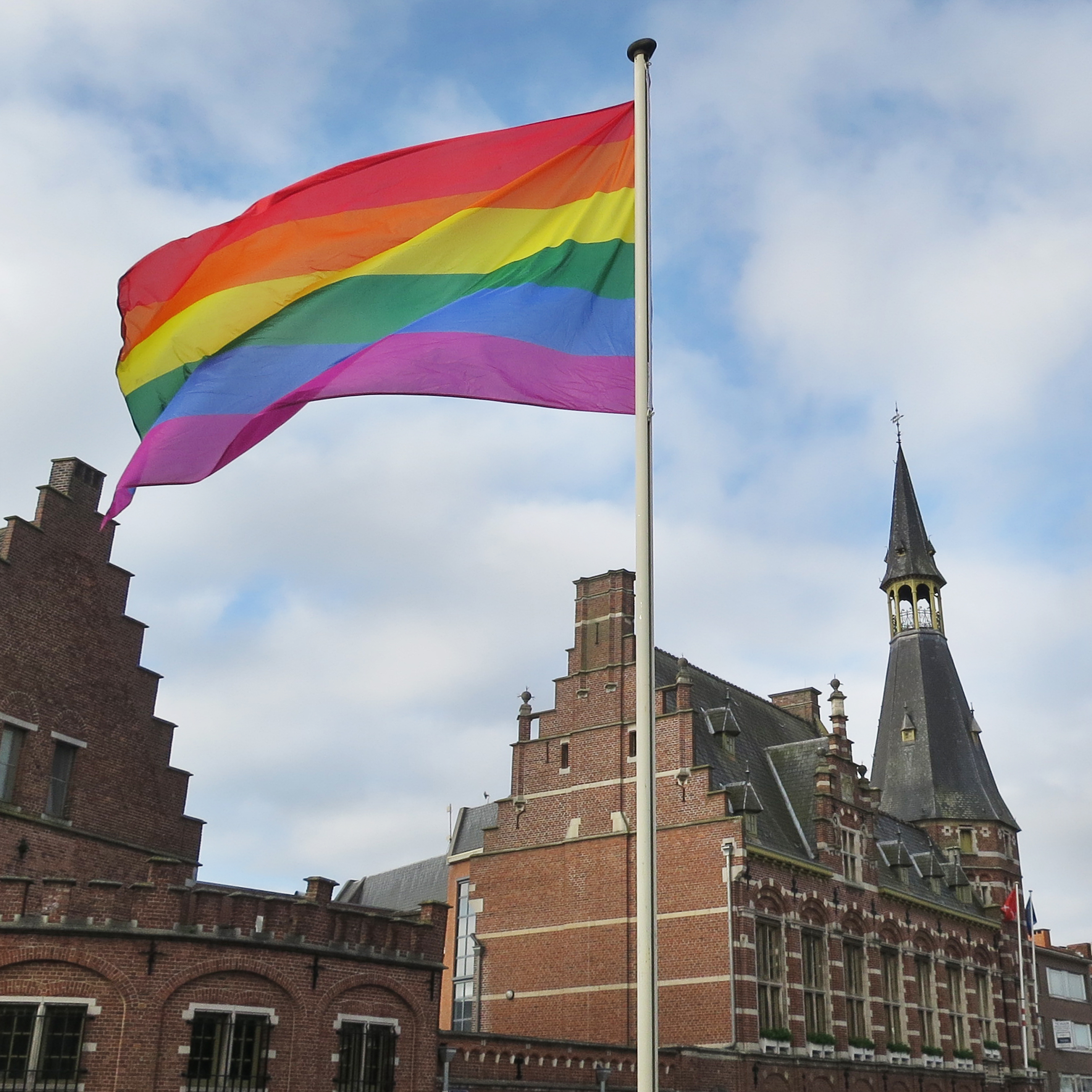 Regenboogvlag Wappert Voor Internationale Dag Tegen Holebi En Transfobie Gemeente Schoten