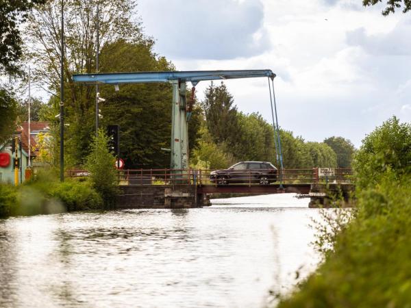 Blauwalgenbloei in de vaart van Schoten