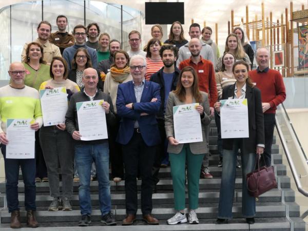 Groepsfoto van baanbrekende gemeenten