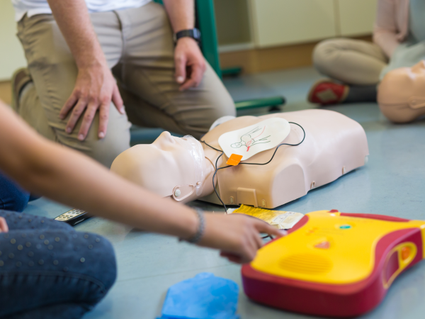 mensen leren reanimeren