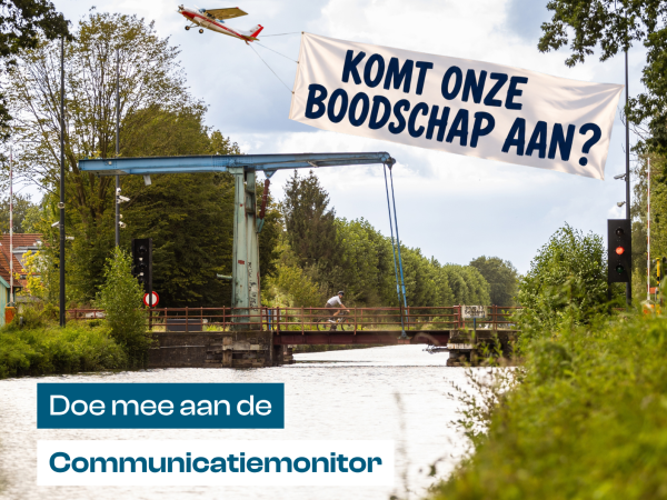 vliegtuig met spandoek 'komt onze boodschap aan?' boven brug 13 in Schoten