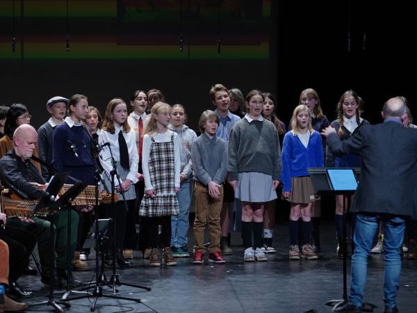 Kinderkoor met begeleiding van leerkrachten
