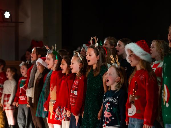 Kinderkoor met aangepaste kledij in kerstthema