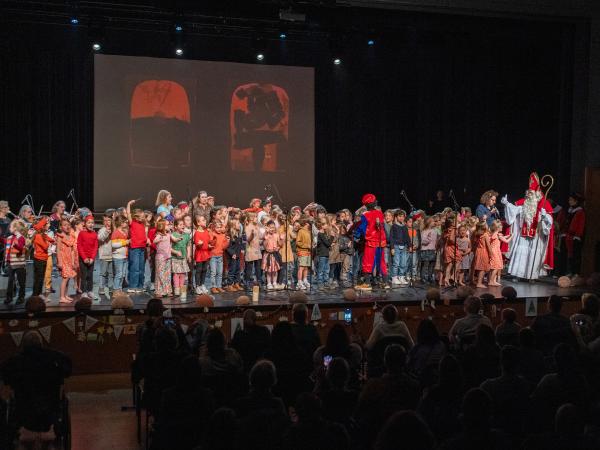 Groepsfoto met Sinterklaas en Roetpiet