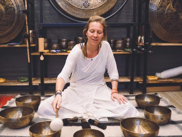 Klankreis met klankschalen en Gongs uit de Himalaya © Marije van Neck