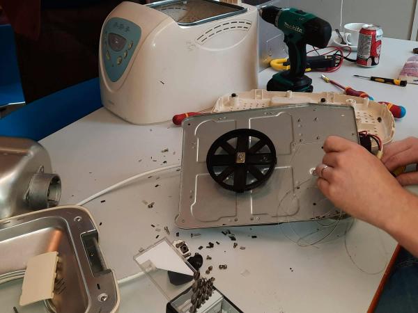 Repair-Café - klein elektro & kledij in Oranjerie Natuurlijk – Park Vordenstein, Schoten © BRUG14 vzw