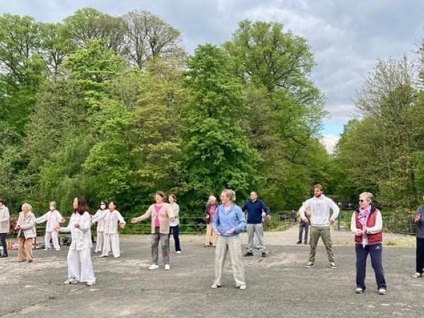 Qigong start zachte staande bewegingen Schoten wo 10u © gracia