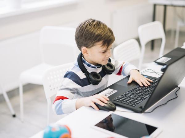 Heb jij nog een oude, maar werkende laptop? Help kansarme jongeren digitaal les te volgen!