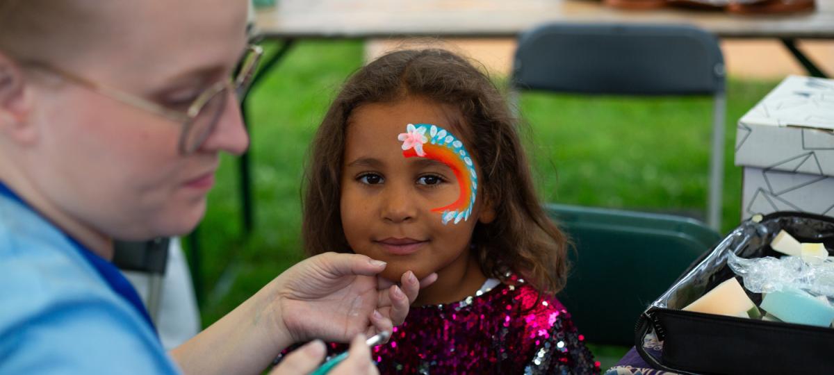 Kindje wordt geschminkt op de park Happening