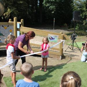 Nieuwe inclusieve speeltoestellen: alle kinderen spelen samen