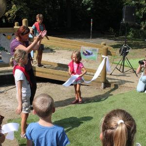 Nieuwe inclusieve speeltoestellen: alle kinderen spelen samen