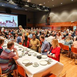 Schoten verwelkomt nieuwe inwoners met ontbijt (fotoreportage)